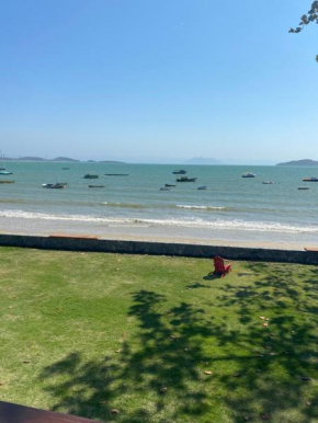 Linda casa com quatro suítes, pé na areia na Praia de Manguinhos